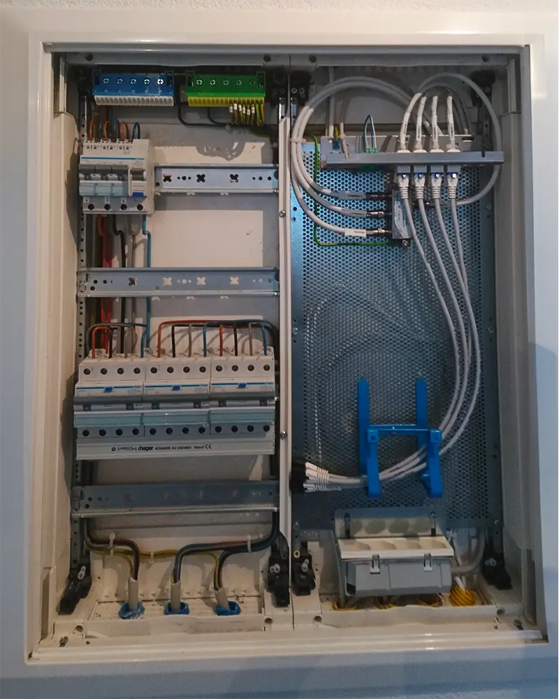 Tableau de bord électrique entrain d'être arrangé pour mettre en place un éclairage intelligent