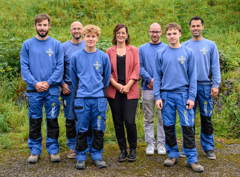 Photo d'équipe au bord du lac de Neuchâtel avec Fabien Corminboeuf, Annelore Corminboeuf, Romain Ranzoni, Thomas Martin et Paulo Ribeiro Gomes - electriciens, monteur-électricien dans la Broye